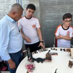 Presidente da Câmara de Amambai, Darci, prestigia Feira de Ciências do CELQ