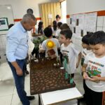 Presidente da Câmara de Amambai, Darci, prestigia Feira de Ciências do CELQ