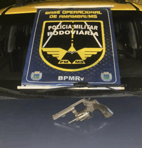 Polícia intercepta veículo furtado e prende suspeito armado após perseguição em Amambai