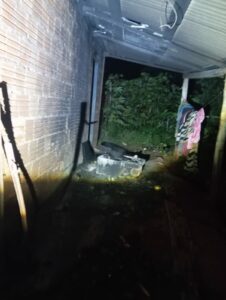 Policiais Militares de Tacuru socorrem mulher durante incêndio em residência