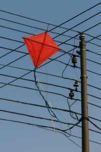 Energisa alerta sobre cuidados ao empinar pipas próximo à rede elétrica