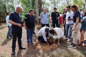 Plantio de árvores marca início da ação de compensação de carbono do Festival de Inverno 2025