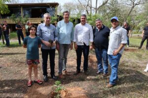 Plantio de árvores marca início da ação de compensação de carbono do Festival de Inverno 2025