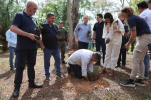 Plantio de árvores marca início da ação de compensação de carbono do Festival de Inverno 2025
