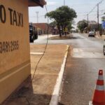 Ventania derruba árvore e danifica estrutura pública em Amambai