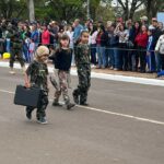 Desfile cívico-militar abre programação de aniversário de 77 anos de Amambai