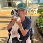 Companhia que aquece o coração: cães Frei e Fabiano encantam os moradores do Lar do Idoso em Amambai