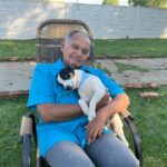 Companhia que aquece o coração: cães Frei e Fabiano encantam os moradores do Lar do Idoso em Amambai