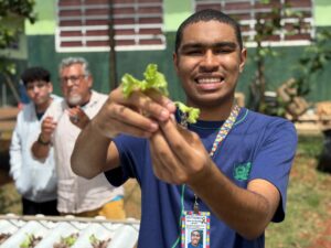 Do ar para a terra: escola estadual de MS transforma água de ar-condicionado em alfaces sustentáveis Do ar para a terra: escola estadual de MS transforma água de ar-condicionado em alfaces sustentáveis