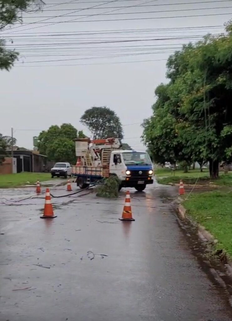 Temporal causa transtornos em Amambai: galhos caídos, fios rompidos e focos de fogo em fiação
