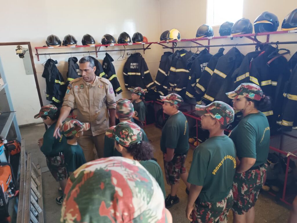 Em ação comemorativa, Alunos do Projeto Florestinha visitam Corpo de Bombeiros em Amambai