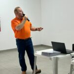 ACS e ACE recebem protetor solar durante palestra do Dezembro Laranja em Amambai ACS e ACE recebem protetor solar durante palestra do Dezembro Laranja em Amambai
