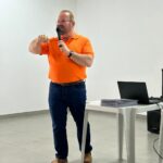 ACS e ACE recebem protetor solar durante palestra do Dezembro Laranja em Amambai ACS e ACE recebem protetor solar durante palestra do Dezembro Laranja em Amambai