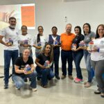 ACS e ACE recebem protetor solar durante palestra do Dezembro Laranja em Amambai ACS e ACE recebem protetor solar durante palestra do Dezembro Laranja em Amambai