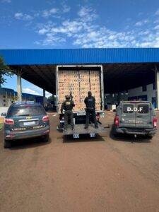 DOF desarticula depósito e apreende mais de 100 mil pacotes de cigarros em galpão na fronteira DOF desarticula depósito e apreende mais de 100 mil pacotes de cigarros em galpão na fronteira