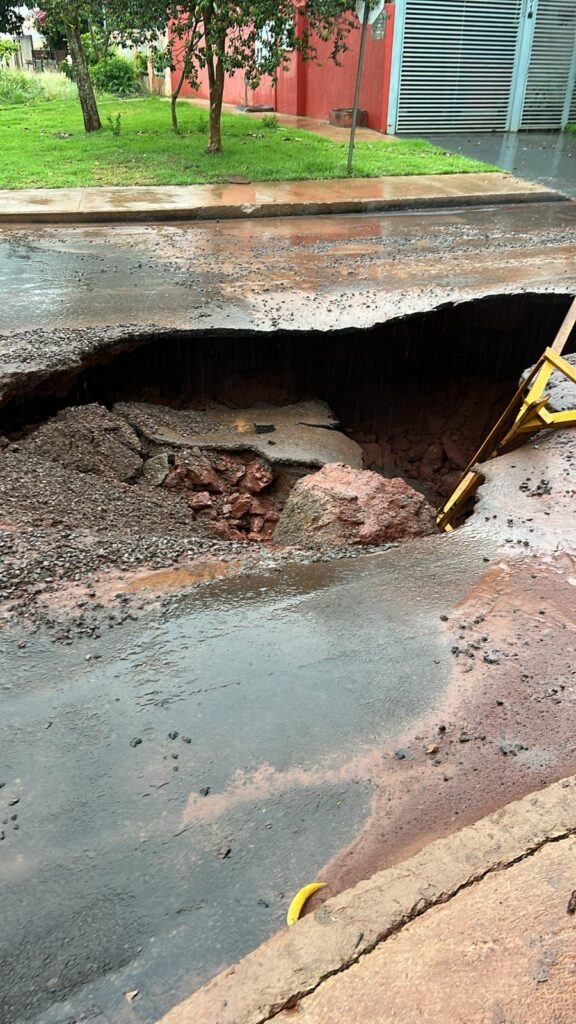 Forte chuva atinge Amambai e mobiliza equipes da Prefeitura, Defesa Civil e Corpo de Bombeiros Forte chuva atinge Amambai e mobiliza equipes da Prefeitura, Defesa Civil e Corpo de Bombeiros