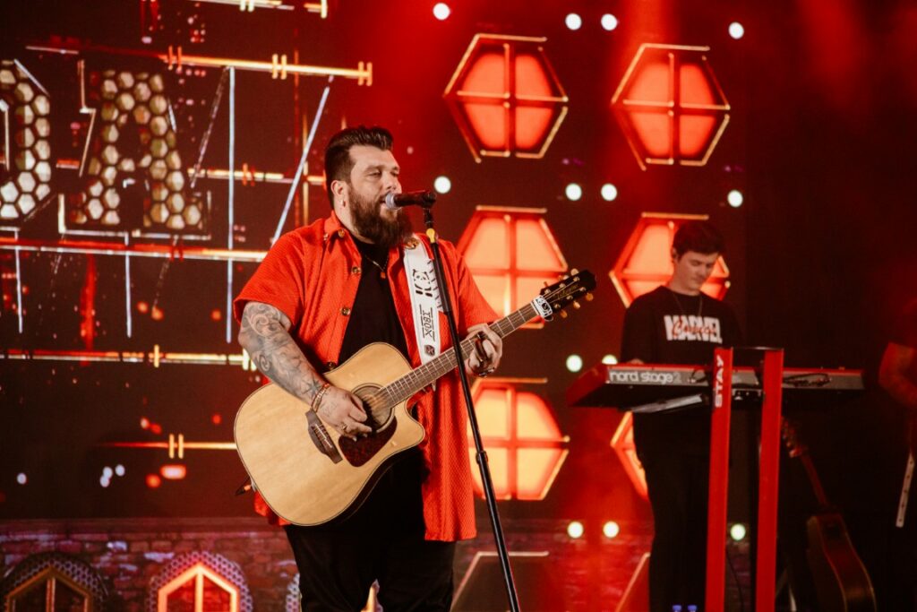 Show de Panda reúne cerca de 2,4 mil pessoas e movimenta Amambai no sábado (07)