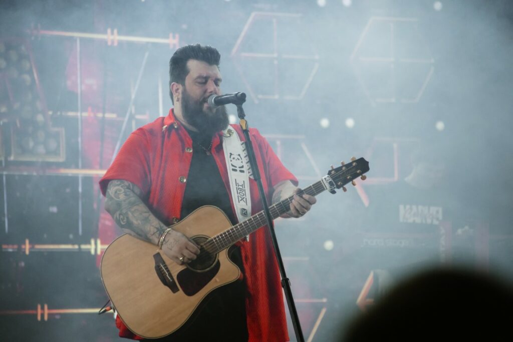 Show de Panda reúne cerca de 2,4 mil pessoas e movimenta Amambai no sábado (07)