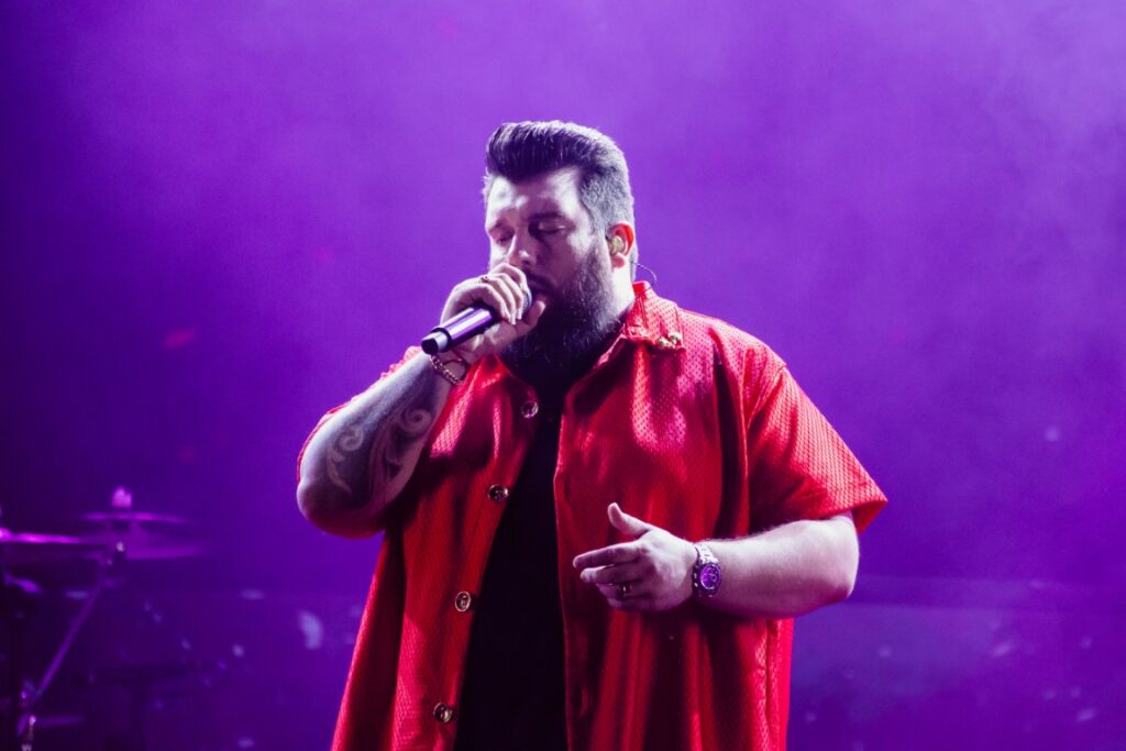 Show de Panda reúne cerca de 2,4 mil pessoas e movimenta Amambai no sábado (07)