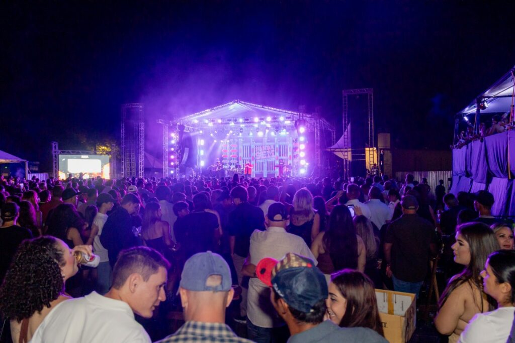 Show de Panda reúne cerca de 2,4 mil pessoas e movimenta Amambai no sábado (07)