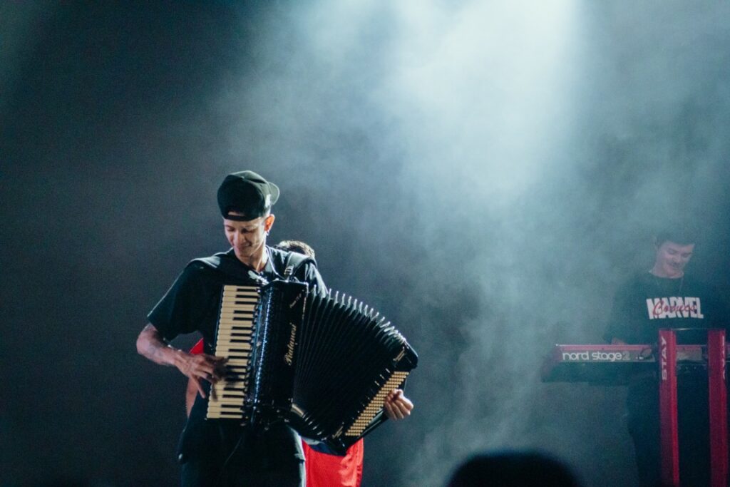 Show de Panda reúne cerca de 2,4 mil pessoas e movimenta Amambai no sábado (07)