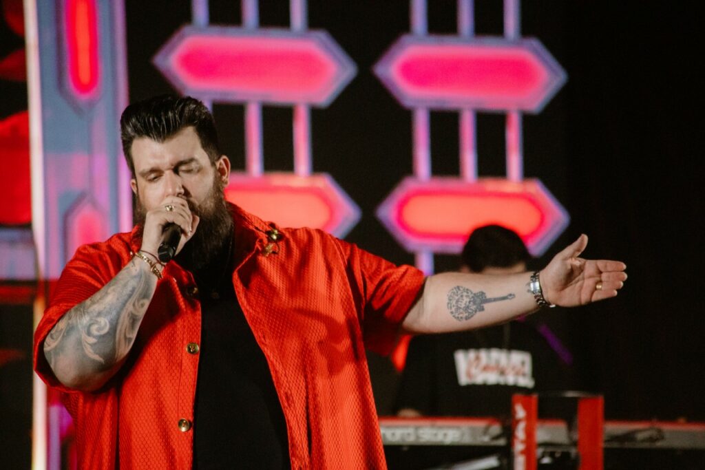 Show de Panda reúne cerca de 2,4 mil pessoas e movimenta Amambai no sábado (07)