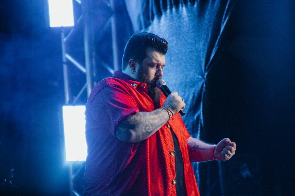 Show de Panda reúne cerca de 2,4 mil pessoas e movimenta Amambai no sábado (07)