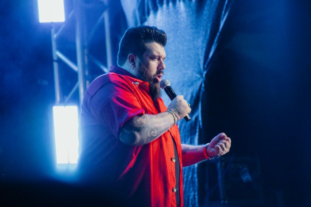 Show de Panda reúne cerca de 2,4 mil pessoas e movimenta Amambai no sábado (07)