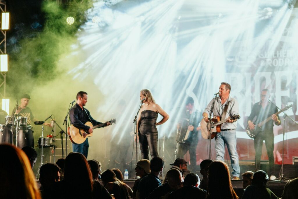 Show de Panda reúne cerca de 2,4 mil pessoas e movimenta Amambai no sábado (07)