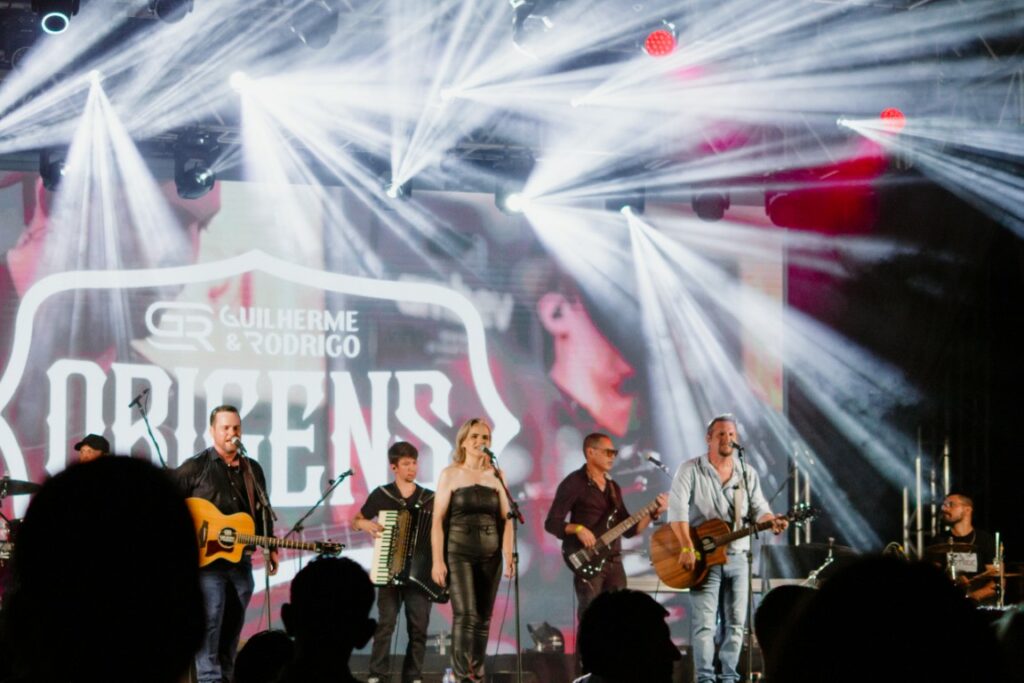 Show de Panda reúne cerca de 2,4 mil pessoas e movimenta Amambai no sábado (07)