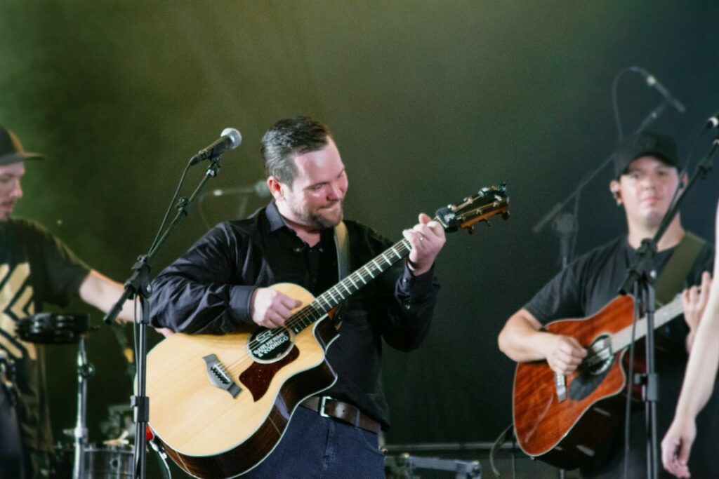 Show de Panda reúne cerca de 2,4 mil pessoas e movimenta Amambai no sábado (07)