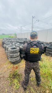 DOF apreende quase 2 mil pneus novos escondidos em carga de pneus usados