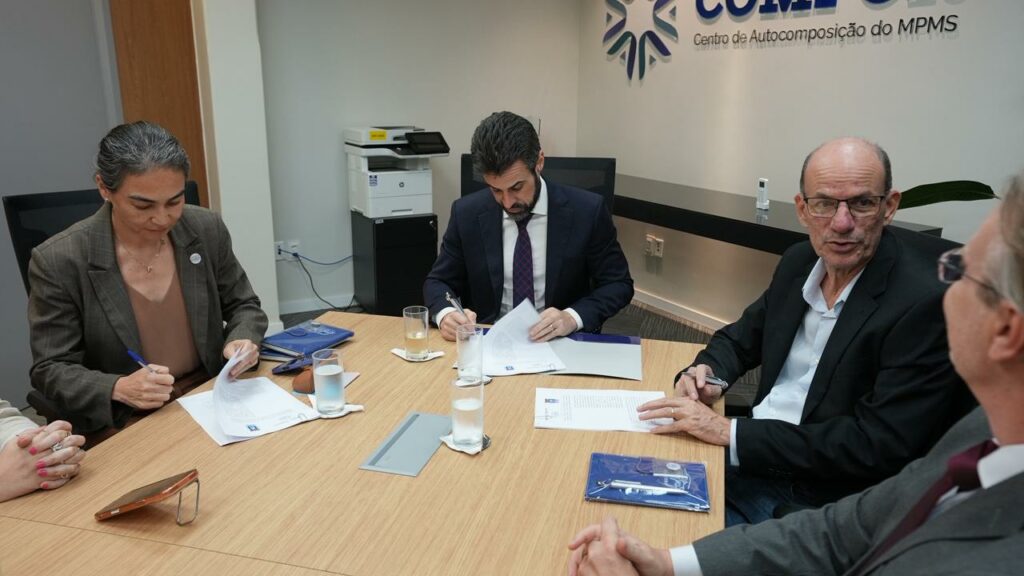 Prefeito Sérgio Barbosa participa da assinatura de cooperação entre Prefeitura e Ministério Público para fortalecimento da proteção às vítimas de crimes violentos Prefeito Sérgio Barbosa participa da assinatura de cooperação entre Prefeitura e Ministério Público para fortalecimento da proteção às vítimas de crimes violentos
