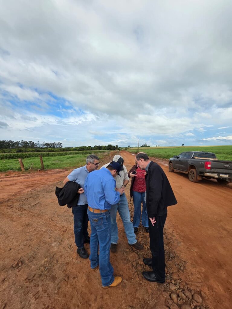 Vistoria define melhorias em estradas rurais com foco em drenagem e cascalhamento Vistoria define melhorias em estradas rurais com foco em drenagem e cascalhamento