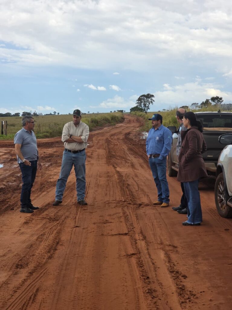 Vistoria define melhorias em estradas rurais com foco em drenagem e cascalhamento Vistoria define melhorias em estradas rurais com foco em drenagem e cascalhamento