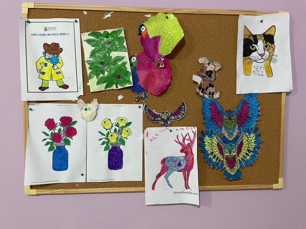 Acolhimento que fica: crianças recebem brinquedos após atendimento na Sala Lilás, em Amambai Acolhimento que fica: crianças recebem brinquedos após atendimento na Sala Lilás, em Amambai