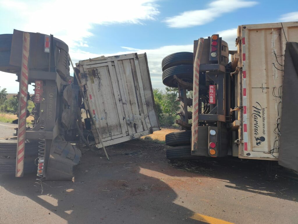 Caminhão tomba na MS-156, em Amambai Caminhão tomba na MS-156, em Amambai