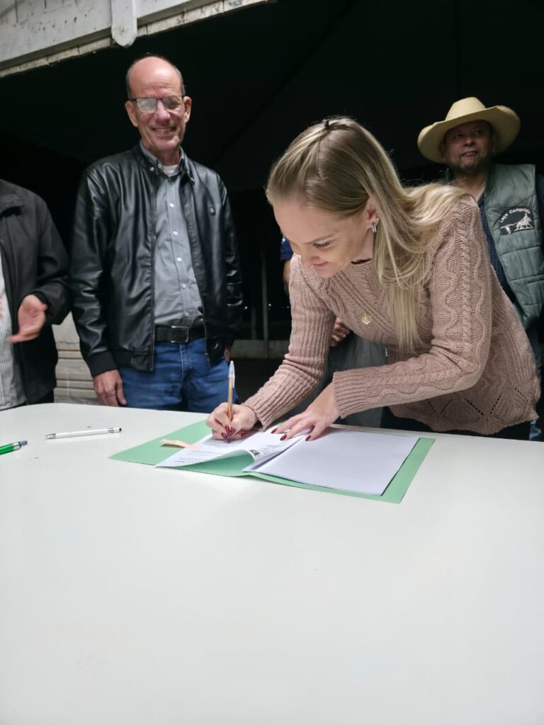 Prefeitura de Amambai firma convênio com o CTG Sentinela de Amambai para realização do 35º FEGAMS
