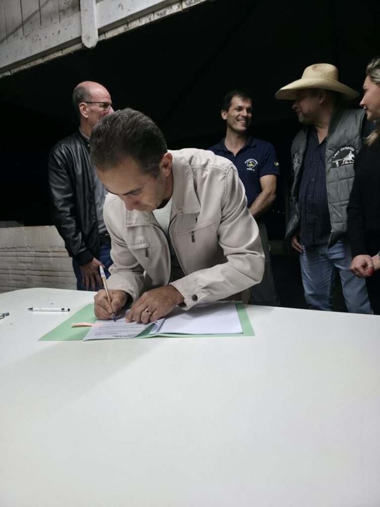 Prefeitura de Amambai firma convênio com o CTG Sentinela de Amambai para realização do 35º FEGAMS