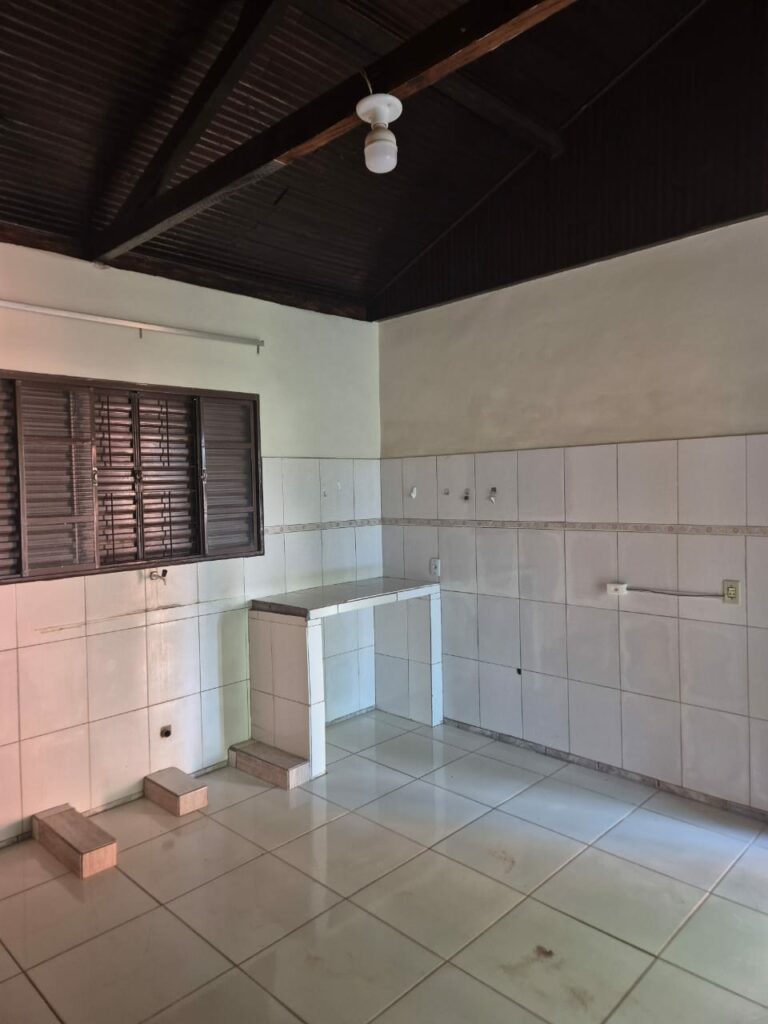 Casa com salão comercial está à venda no centro de Amambai Casa com salão comercial está à venda no centro de Amambai