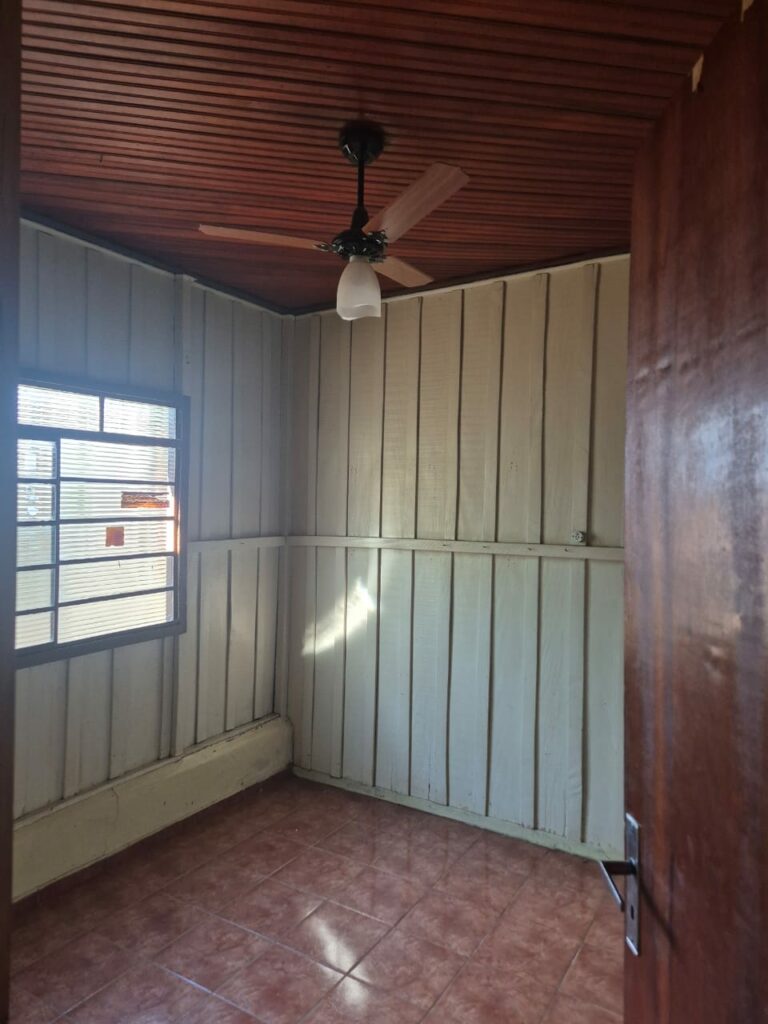 Casa com salão comercial está à venda no centro de Amambai Casa com salão comercial está à venda no centro de Amambai