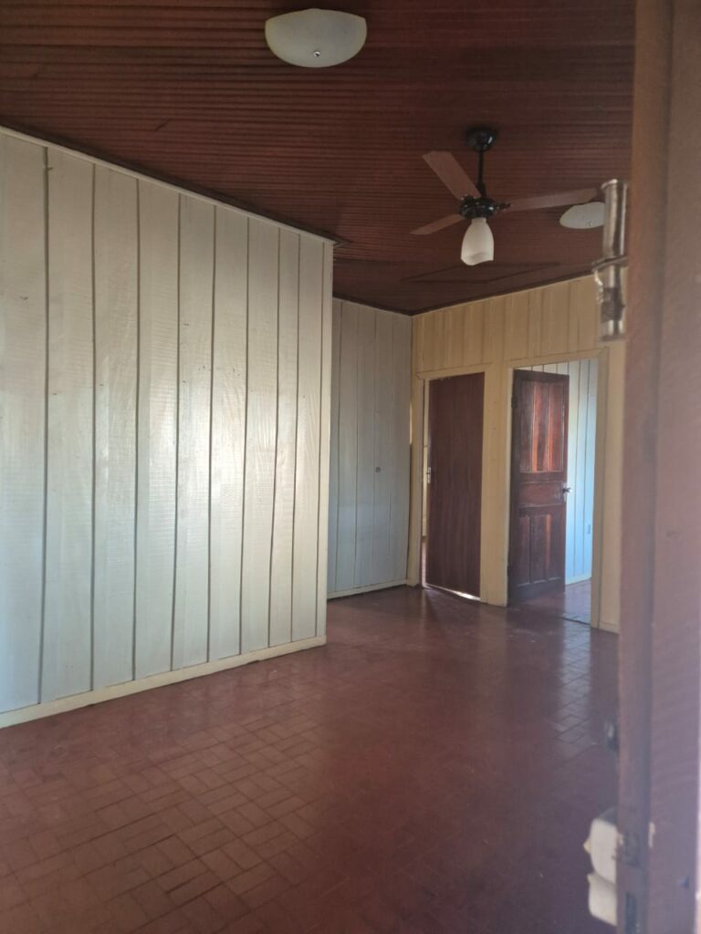 Casa com salão comercial está à venda no centro de Amambai Casa com salão comercial está à venda no centro de Amambai