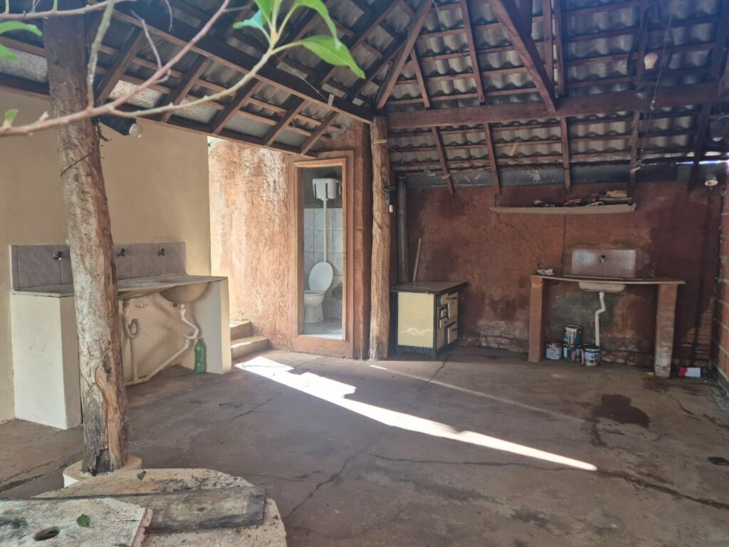 Casa com salão comercial está à venda no centro de Amambai Casa com salão comercial está à venda no centro de Amambai