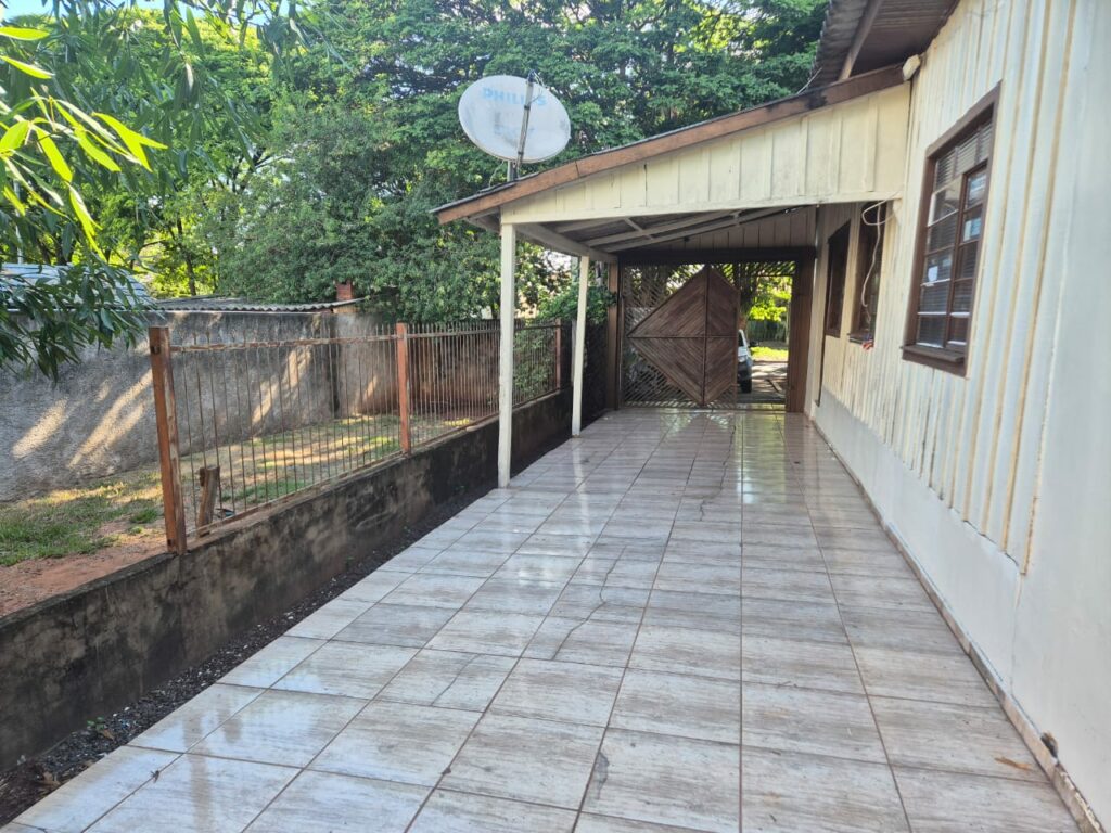 Casa com salão comercial está à venda no centro de Amambai Casa com salão comercial está à venda no centro de Amambai