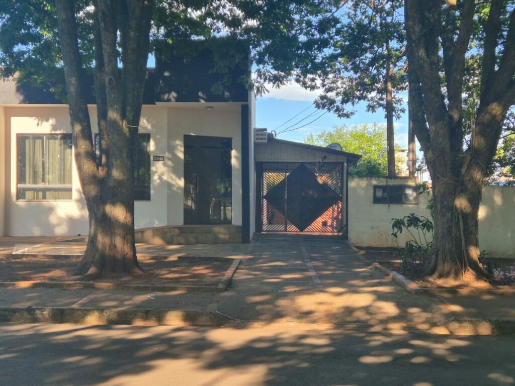 Casa com salão comercial está à venda no centro de Amambai Casa com salão comercial está à venda no centro de Amambai