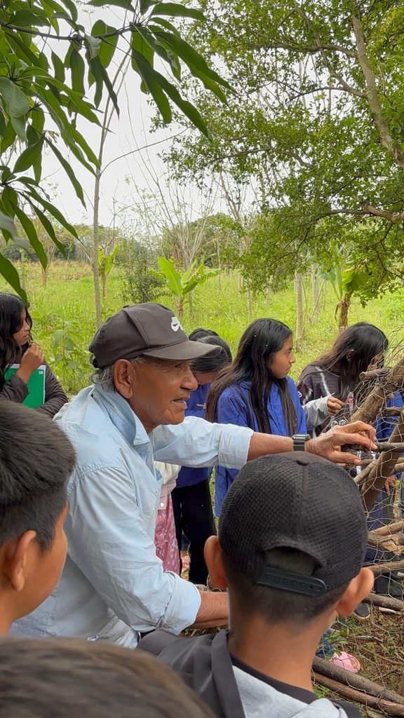 Alunos visitam horta orgânica e aprendem sobre agricultura tradicional na Aldeia Amambai Alunos visitam horta orgânica e aprendem sobre agricultura tradicional na Aldeia Amambai