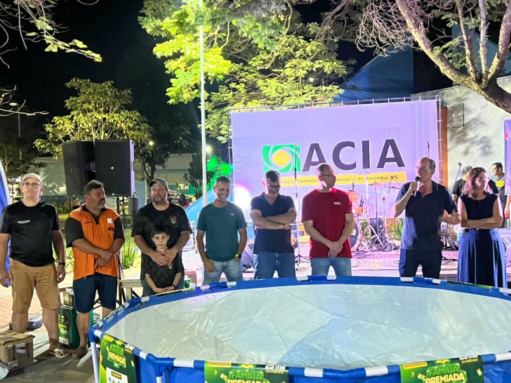 Evento reuniu famílias na Praça Central com sorteio de R$ 25 mil em prêmios, exposição de veículos, som automotivo e show ao vivo Evento reuniu famílias na Praça Central com sorteio de R$ 25 mil em prêmios, exposição de veículos, som automotivo e show ao vivo