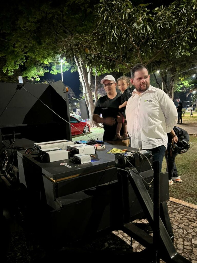Evento reuniu famílias na Praça Central com sorteio de R$ 25 mil em prêmios, exposição de veículos, som automotivo e show ao vivo Evento reuniu famílias na Praça Central com sorteio de R$ 25 mil em prêmios, exposição de veículos, som automotivo e show ao vivo