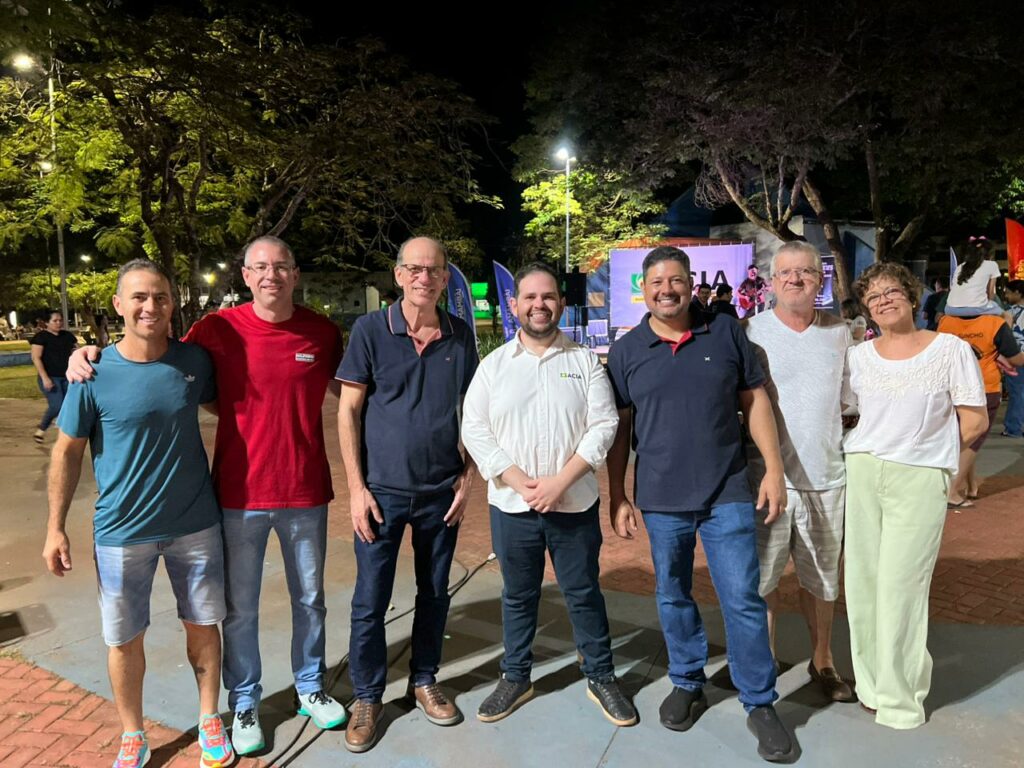 Evento reuniu famílias na Praça Central com sorteio de R$ 25 mil em prêmios, exposição de veículos, som automotivo e show ao vivo Evento reuniu famílias na Praça Central com sorteio de R$ 25 mil em prêmios, exposição de veículos, som automotivo e show ao vivo