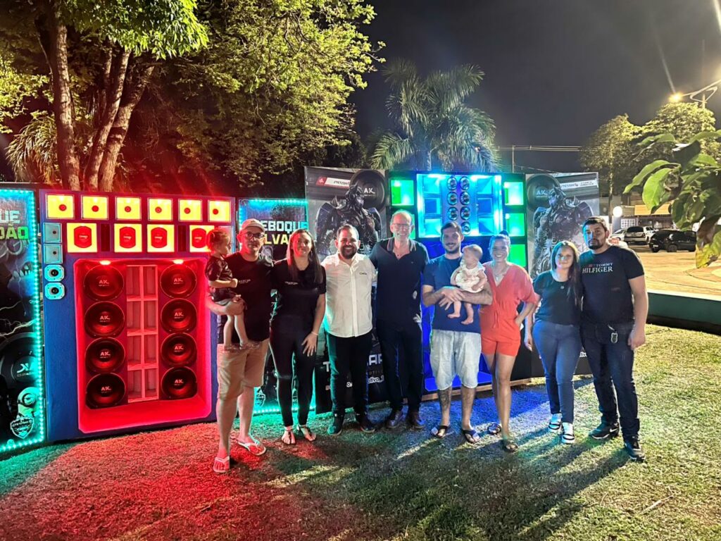 Evento reuniu famílias na Praça Central com sorteio de R$ 25 mil em prêmios, exposição de veículos, som automotivo e show ao vivo Evento reuniu famílias na Praça Central com sorteio de R$ 25 mil em prêmios, exposição de veículos, som automotivo e show ao vivo